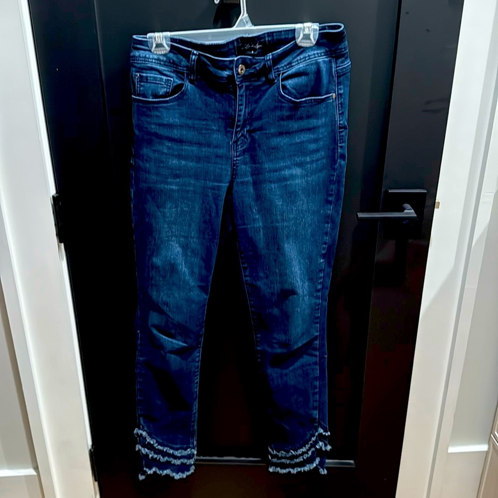 Stretch jeans with cute ruffle hem